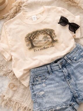 Cream Graphic Tee with Southern Tree Illustration small
